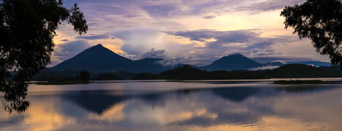 Otter viewing in Lake Mutanda